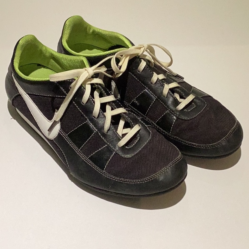 NIKE WOMENS SOCCER STYLE SHOES SIZE 8